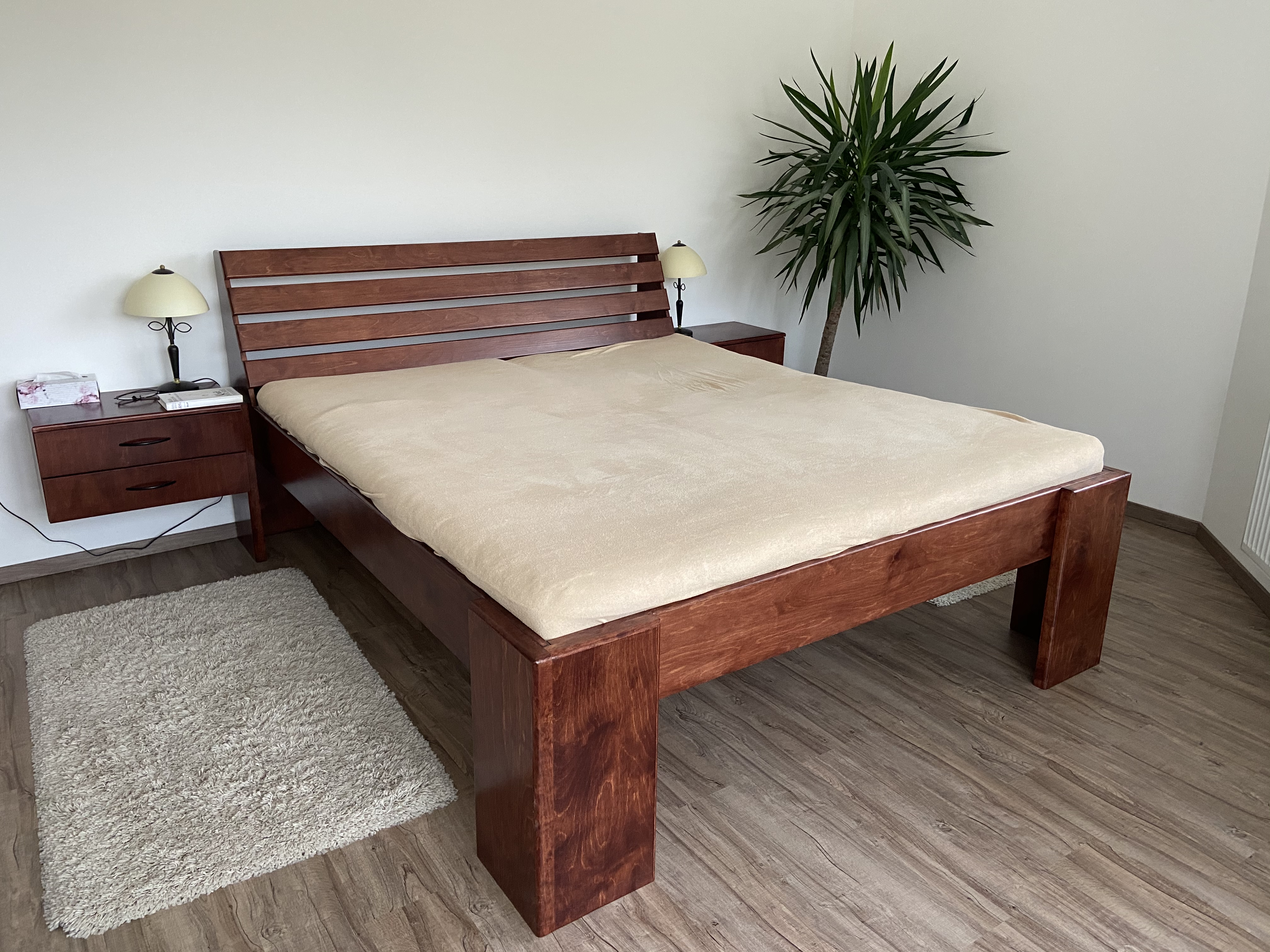 Dubová postel z masivu na míru